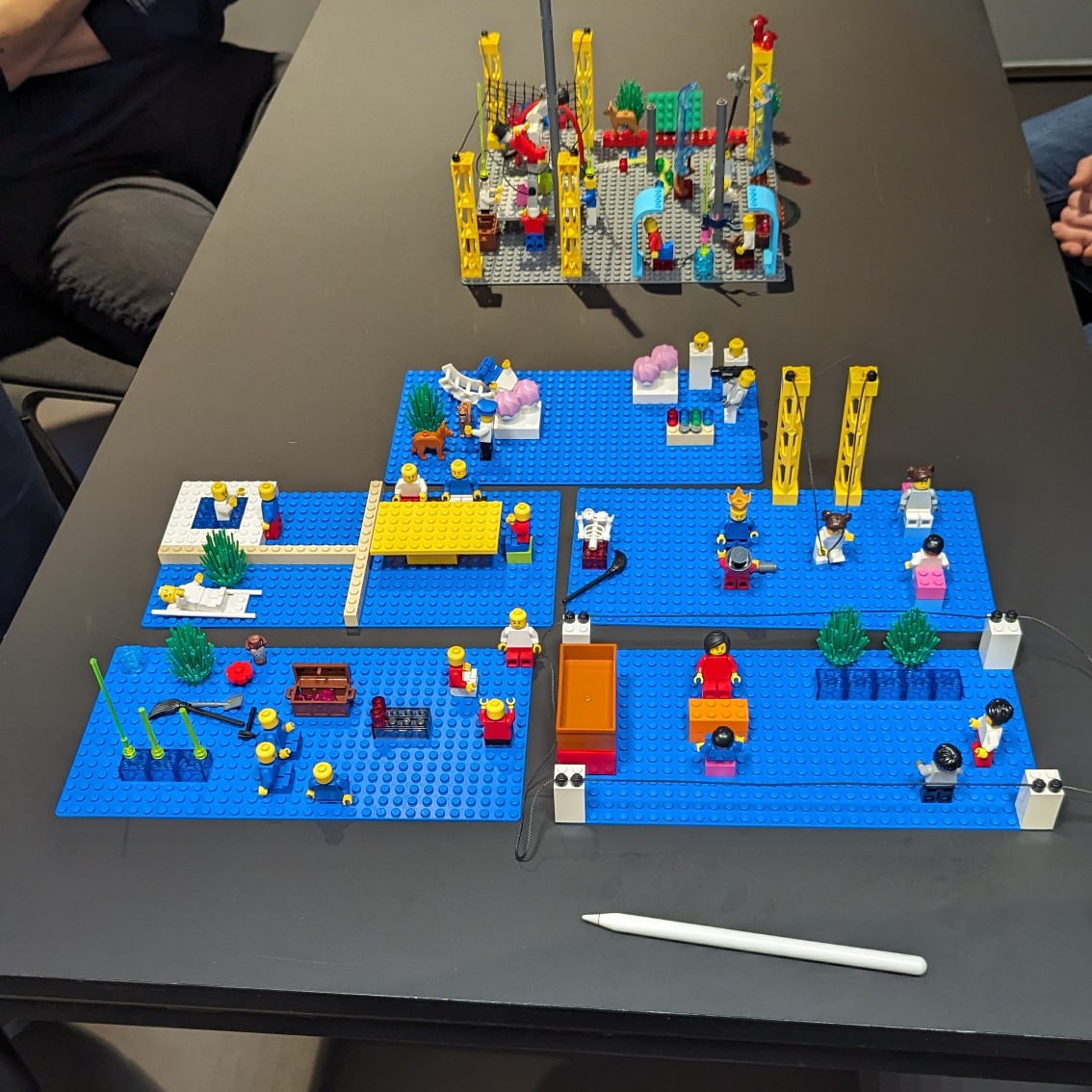 LEGO 5 blaue Platten mit Einzelmodellen und ein Systemmodell auf grauer Platte