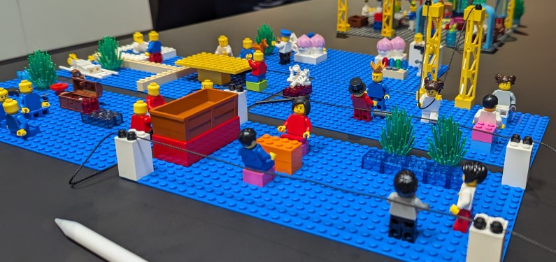 LEGO blaue Bauplatten mit Figuren und Klemmbausteinen